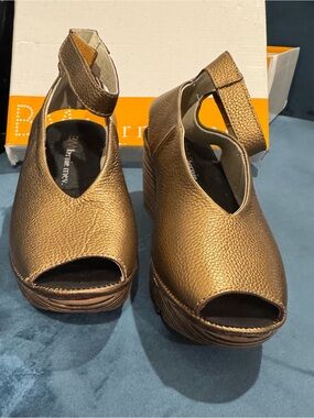 Bernie Mev Fly London Sz 38 Bronze Metallic Peep-Toe Ankle Strap Wedge Sandals
